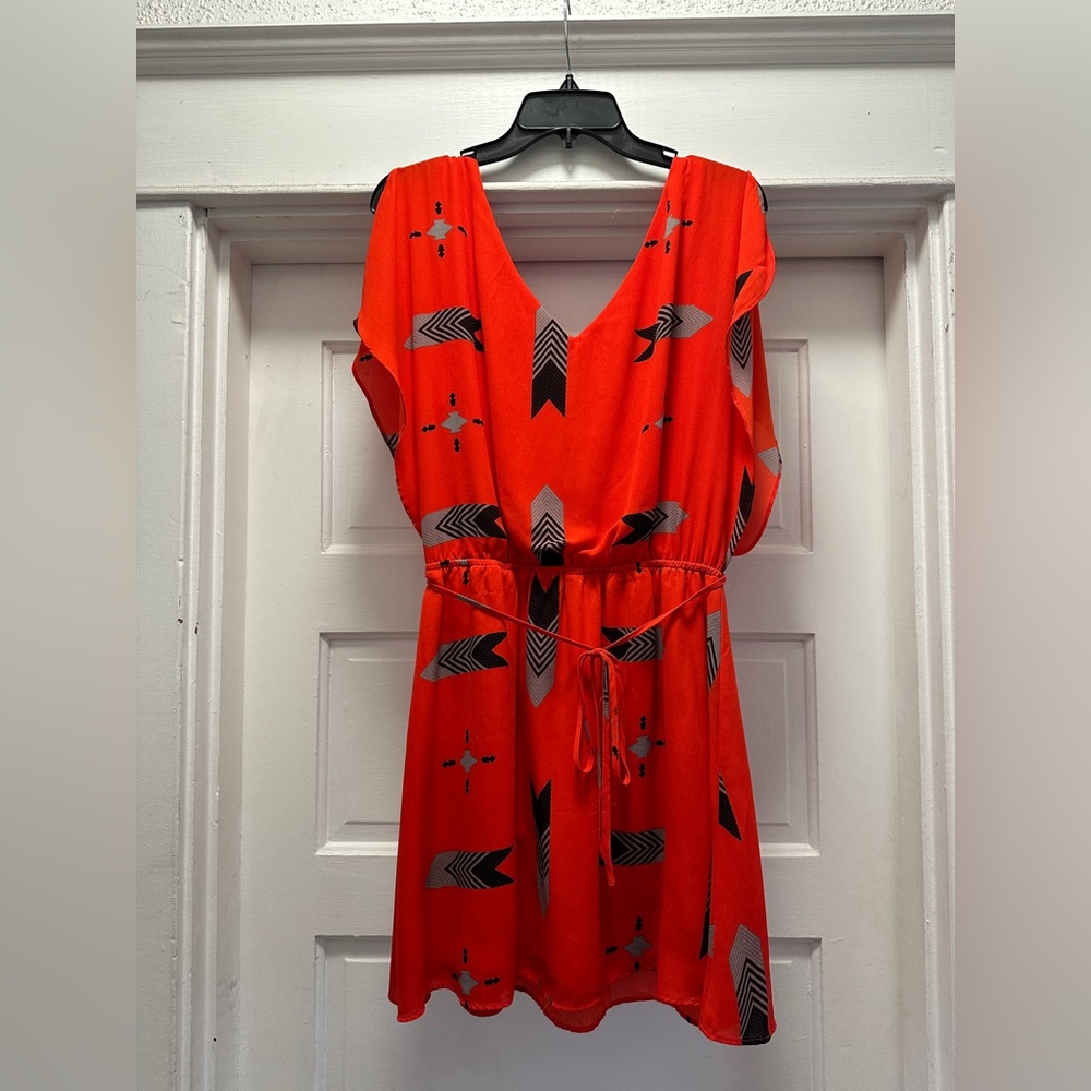 Women’s red/orange chevron print short dress. Size M.